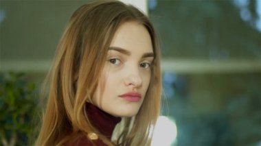 genç kızla ciddi: up kameraya evde seyir güzel yapmak