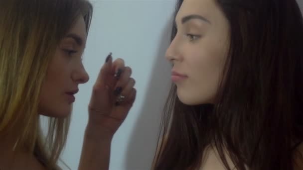 Närbild på två unga charmiga flickor dans och tittar på varandras i studio — Stockvideo