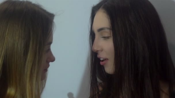 Due giovani ragazze sessuali in studio sedurre ogni altri e sfregamento naso — Video Stock