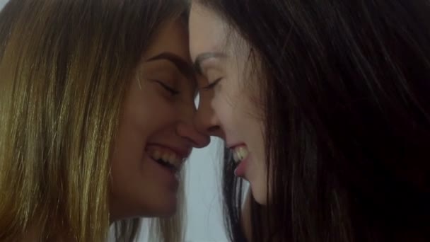 Close up retrato de jovens meninas bonitas se divertindo e rindo em estúdio — Vídeo de Stock