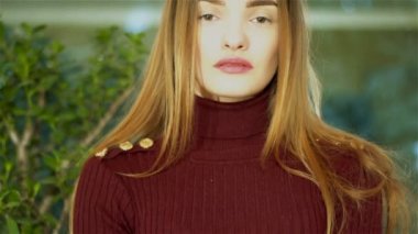 güzel make up kameraya evde seyir ile baştan çıkarıcı genç bayan