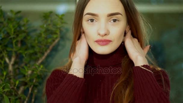 Hermosa joven dama con agradable maquillaje mirando a la cámara en casa — Vídeos de Stock