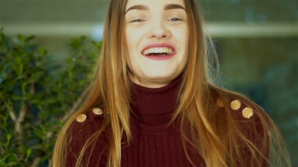 Cutie jongedame met mooie make-up te kijken naar de camera en lachen thuis — Stockvideo