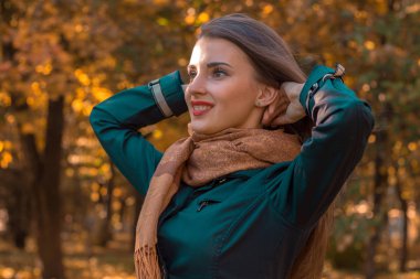 gülümseyen genç kız Park yan duruyor ve eller saç çekim tutar