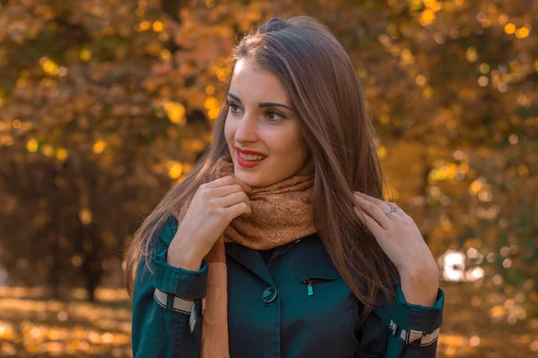 Aantrekkelijk meisje met lang haar en sjaal kijkt weg glimlacht — Stockfoto