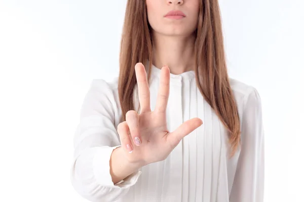 La muchacha en la blusa blanca tendió una mano y tres dedos muestra el primer plano —  Fotos de Stock