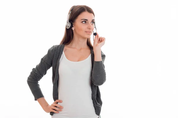 Porträtt av charmiga brunett call center arbetstagaren flicka med hörlurar och mikrofon isolerad på vit bakgrund — Stockfoto
