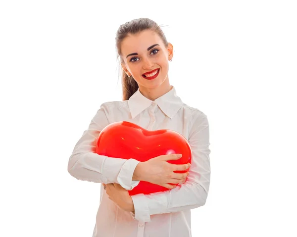 Portret szczęśliwy brunetka w miłości z czerwonym sercem na białym tle. Saint Walentynki koncepcja. koncepcja miłości. — Zdjęcie stockowe