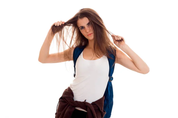 Retrato de una joven estudiante enojada con mochila azul aislada sobre fondo blanco — Foto de Stock