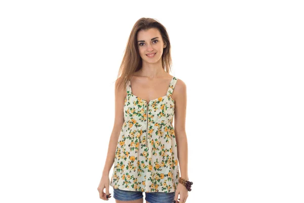 Bonita jovem mulher em camisa leve com padrão floral posando isolado no fundo branco — Fotografia de Stock