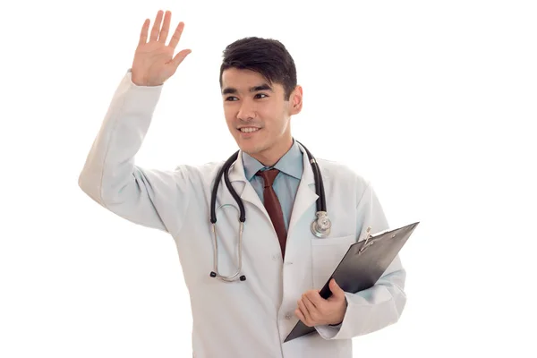 스튜디오에서 흰색 배경에 고립 된 유니폼을 입고 포즈를 취하는 쾌활 한 잘생긴 남자 의사 — 스톡 사진