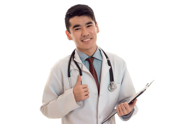 Lekarz młody człowiek piękny pozowanie i uśmiechając się w mundurze na białym tle na białym tle w studio — Zdjęcie stockowe
