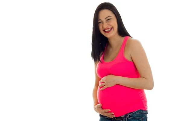 Ung glad gravid mamma skrattar isolerade på vit bakgrund i studio — Stockfoto