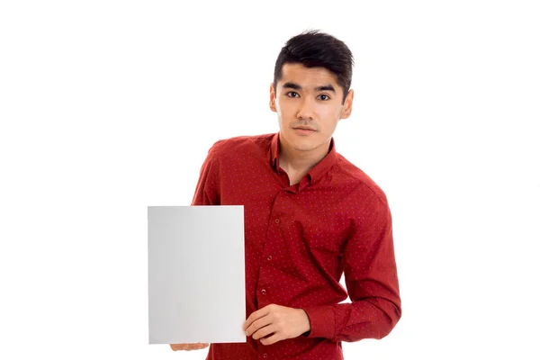 Jovem elegante modelo masculino elegância posando com cartaz em mãos isoladas no fundo branco — Fotografia de Stock