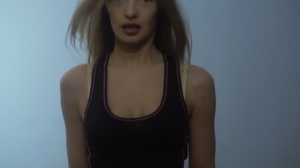 Крупным планом молодая сексуальная девушка прыгает в замедленной съемке в студии — стоковое видео