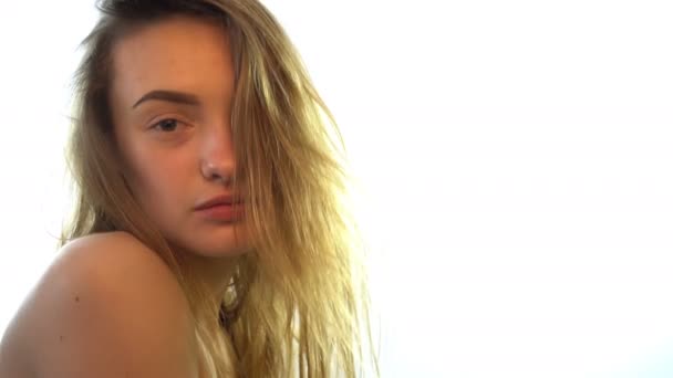 Γυμνό κορίτσι με σέξι βρεγμένα μαλλιά μοιάζει — Αρχείο Βίντεο