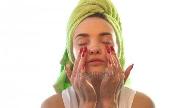 yüz kremi neden kapalı gözlü genç kız