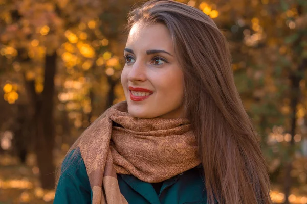 Ritratto di una giovane ragazza attraente con rossetto rosso e sciarpa calda primo piano — Foto Stock