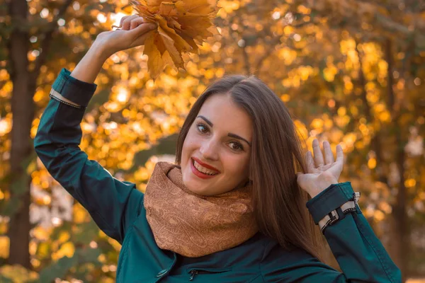 Hareketlendirdi Scharfe güzel kız ellerini kaldırdı ve gülüyor kapatın- — Stok fotoğraf