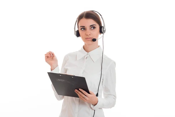 Portrét mladé atraktivní call centrum pracovník dívka s sluchátka a mikrofon pózování, izolované na bílém pozadí — Stock fotografie