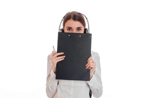 Retrato de jovem adorável call center trabalhador menina com fones de ouvido e microfone posando isolado no fundo branco — Fotografia de Stock