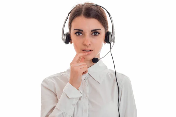 Portrét mladého krásy call centrum pracovník dívka se sluchátky a mikrofonem představují izolované na bílém pozadí — Stock fotografie