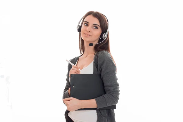 Retrato de joven linda chica de centro de llamadas trabajador con auriculares y micrófono aislado sobre fondo blanco —  Fotos de Stock