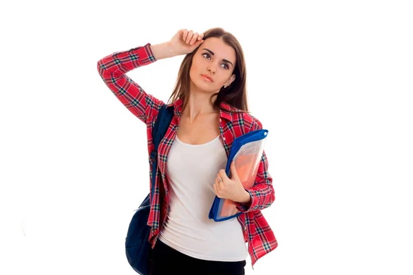 Moe jonge brunette student meisje met blauwe rugzak geïsoleerd op witte achtergrond — Stockfoto