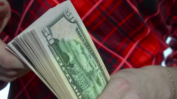 Primer plano de mujer joven en vestido rojo cuenta con un paquete de dinero en las manos en cámara lenta — Vídeos de Stock