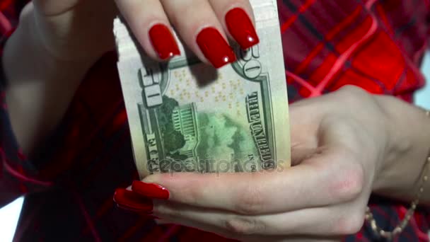 Mujer de negocios en vestido rojo cuenta con un paquete de dinero en las manos en cámara lenta — Vídeos de Stock