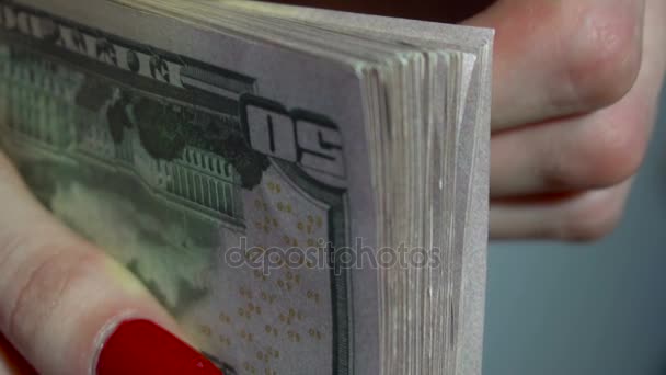 Close up van jonge zakenvrouw met pack van geld in handen — Stockvideo