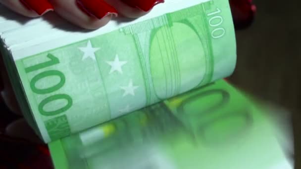 Detailní záběr z mladé ženy s pack peníze eura v rukou — Stock video