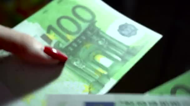 Zakelijke meisje met pack van geld in handen — Stockvideo