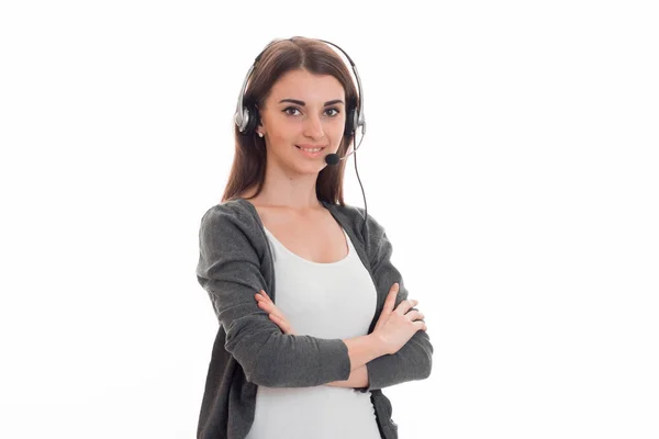 Retrato de joven bonita call center trabajador chica con auriculares y micrófono posando aislado sobre fondo blanco —  Fotos de Stock