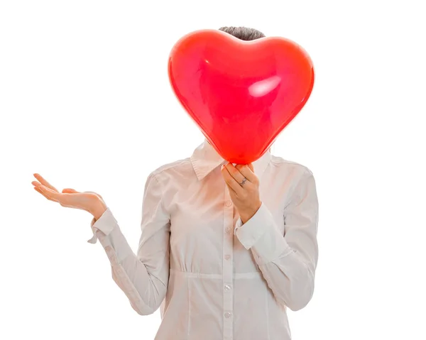Rolig ung brunett kvinna med rött hjärta i händer poserar isolerad på vit bakgrund. Saint alla hjärtans dag koncept. Kärlek-konceptet. — Stockfoto
