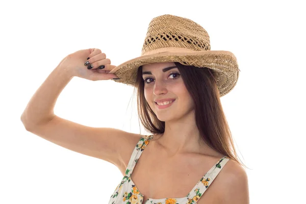 Senhora bonita em chapéu de palha e sarafan com padrão floral olhando para a câmera e sorrindo isolado no fundo branco — Fotografia de Stock