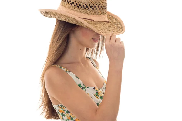 麦わら帽子と花柄は、白い背景で隔離ポーズ サラファンでかなりの女性 — ストック写真