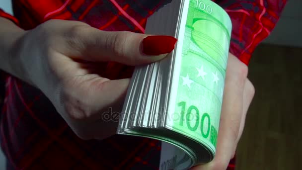 年轻的商业女孩包在手中的钱欧元的特写 — 图库视频影像