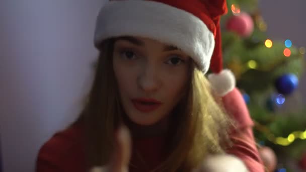 Bella ragazza con le labbra rosse nel cappello di Babbo Natale ballare e divertirsi. umore natalizio — Video Stock