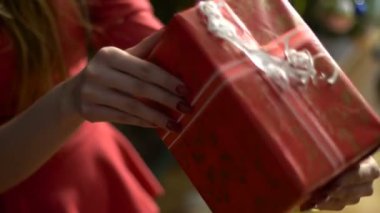 Kız twirls onun elinde kapalı yeni yıl hediye