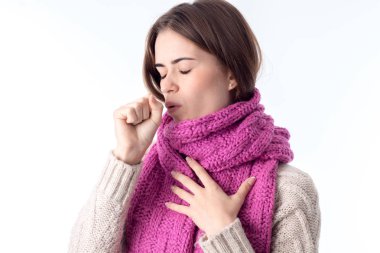 Kapanış gözleri beyaz arka plan üzerinde izole bir sıcak eşarp öksürük kız