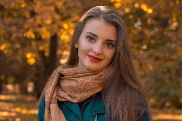 Retrato de una linda chica en bufanda y con los labios rojos de cerca —  Fotos de Stock