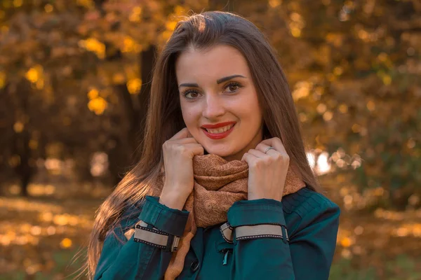 Carina ragazza con rossetto rosso sulle labbra afferrato le mani dietro le sciarpe e sorridente primo piano — Foto Stock