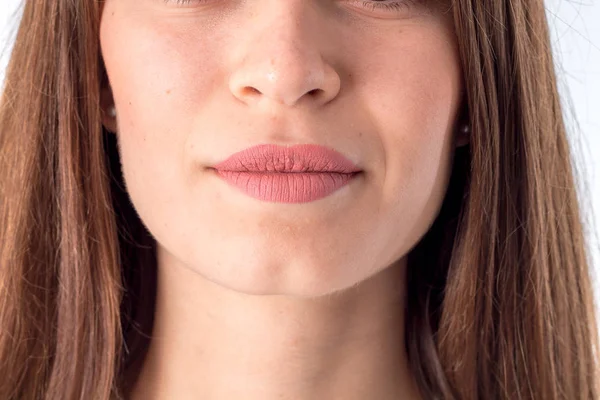 Porträtt av en ung flicka i näsa och läppar närbild — Stockfoto
