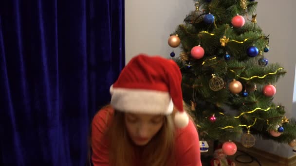 Glückliche Frau mit Weihnachtsmütze und großem Weihnachtsgeschenk, das Daumen nach oben zeigt — Stockvideo