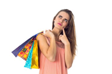 Beyaz arka plan üzerinde izole farklı bir paket tutmak düşünceli genç kız