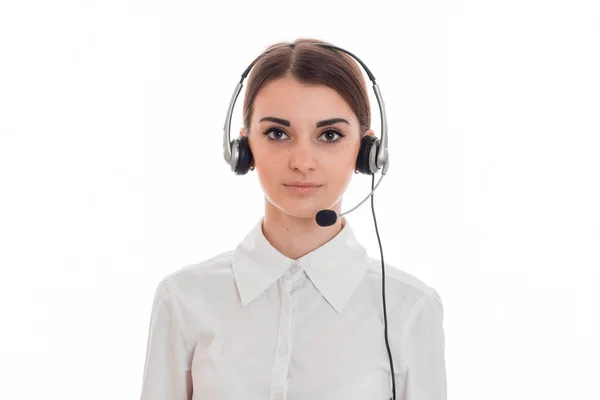 Horizontální portrét mladá kráska volání office pracovník dívka se sluchátky a mikrofonem, izolované na bílém pozadí — Stock fotografie