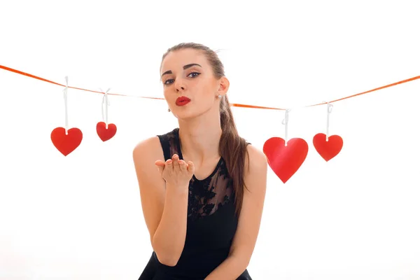 Giovane bella donna con labbra rosse che si prepara a celebrare la giornata di San Valentino con il simbolo del cuore in studio isolato su sfondo bianco — Foto Stock