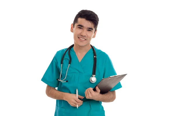 Allegro giovane medico maschio con stetoscopio in uniforme posa isolata su sfondo bianco — Foto Stock