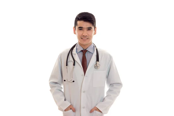 Fröhlicher Arzt mit Stethoskop in Uniform posiert isoliert auf weißem Hintergrund — Stockfoto